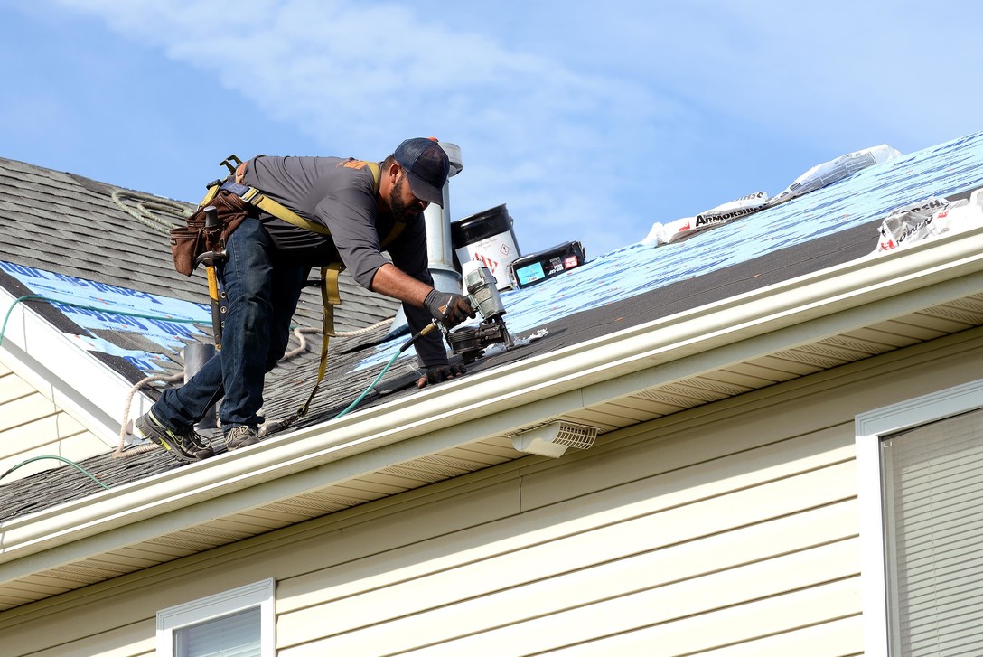 roof contractor working